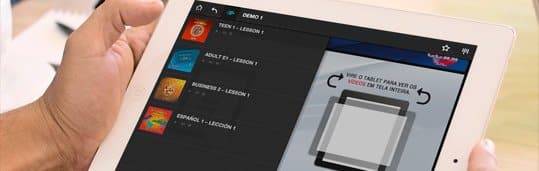 Aluno navegando no aplicativo CCAA no tablet