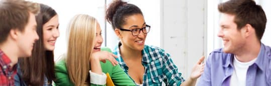 Alunos CCAA tirando dúvida em uma aula de inglês.